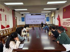 会议室里的人们 描述已自动生成